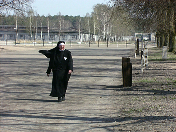 Katharina Katzenmaier (Schwester Theodolinde) auf dem früheren Lagergelände in Ravensbrück (Dreharbeiten 1995)