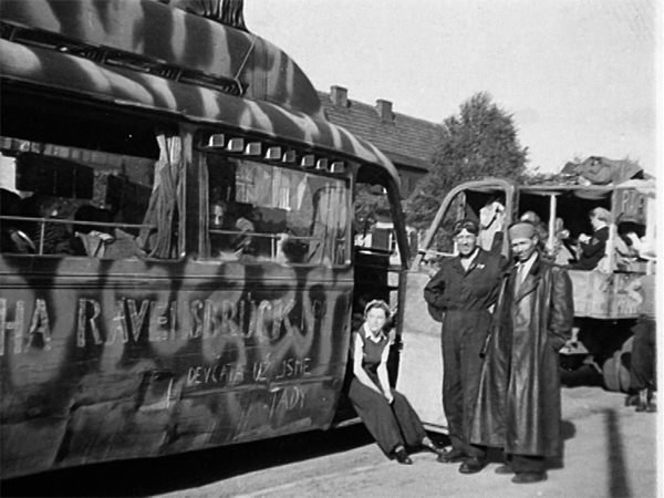 Bus mit Aufschrift "Praha-Ravensbrück" – Heimfahrt der Tschechinnen nach der Befreiung 1945, Hanka Housková sitzend in der Bustüre (Quelle: Privat H.Housková)