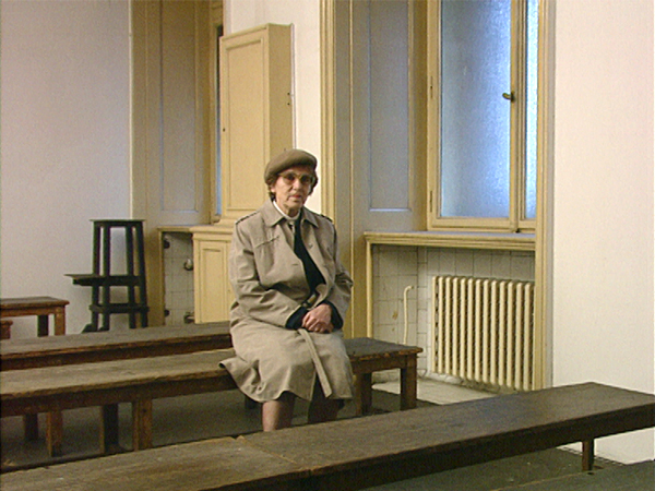 Libusé Nachtmanová im Wartesaal des Petschek-Palais, der früheren Gestapo-Zentrale in Prag (Dreharbeiten 1994)