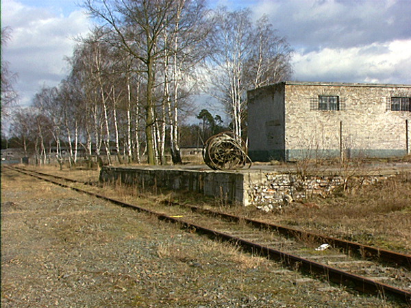 Bahngleis mit Lade-Rampe auf dem Gelände des früheren Siemenslagers in Ravensbrück (Dreharbeiten 1994)