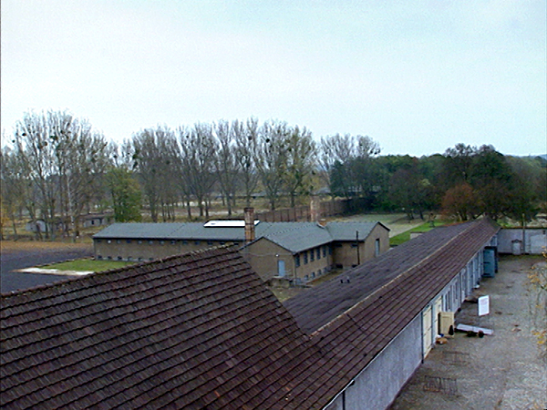 Blick von oben auf das Lagergelände Ravensbrück mit Garagen und Zellenbau (Dreharbeiten 2004)