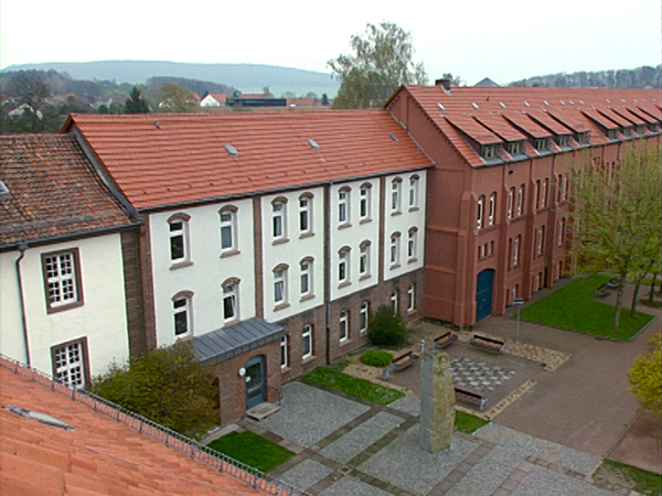 Blick auf den Gebäudekomplex und Hof des früheren KZ Moringen, Frauen-KZ von 1934 bis 1938 (Dreharbeiten 1998)