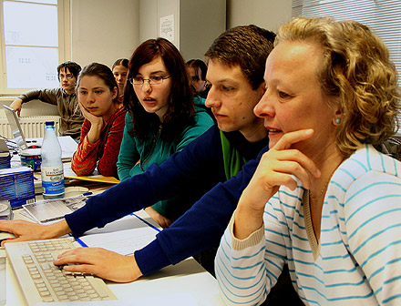 Schüler/innen bei einem Filmprojekt des Waidak media e.V. in der Jugendbegegnungsstätte Ravensbrück 2006