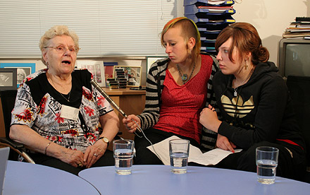 Schülerinnen interviewen die Zeitzeugin Charlotte Kroll für ein Filmprojekt des Waidak media e.V. 2008
