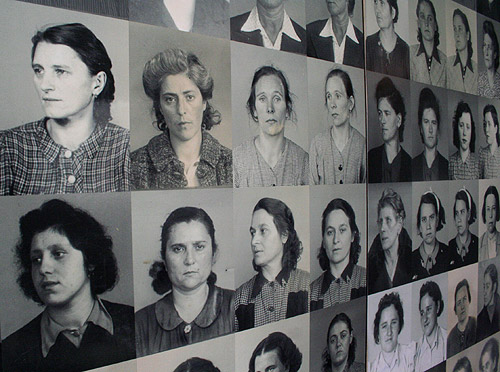 Fotowand mit Bildern ehemaliger Häftlinge des KZ Ravensbrück in der heutigen Mahn- und Gedenkstätte