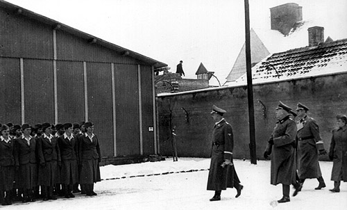Der Reichsführer SS, Heinrich Himmler, besucht das KZ Ravensbrück (Aufnahme aus dem Propaganda-Album der SS)